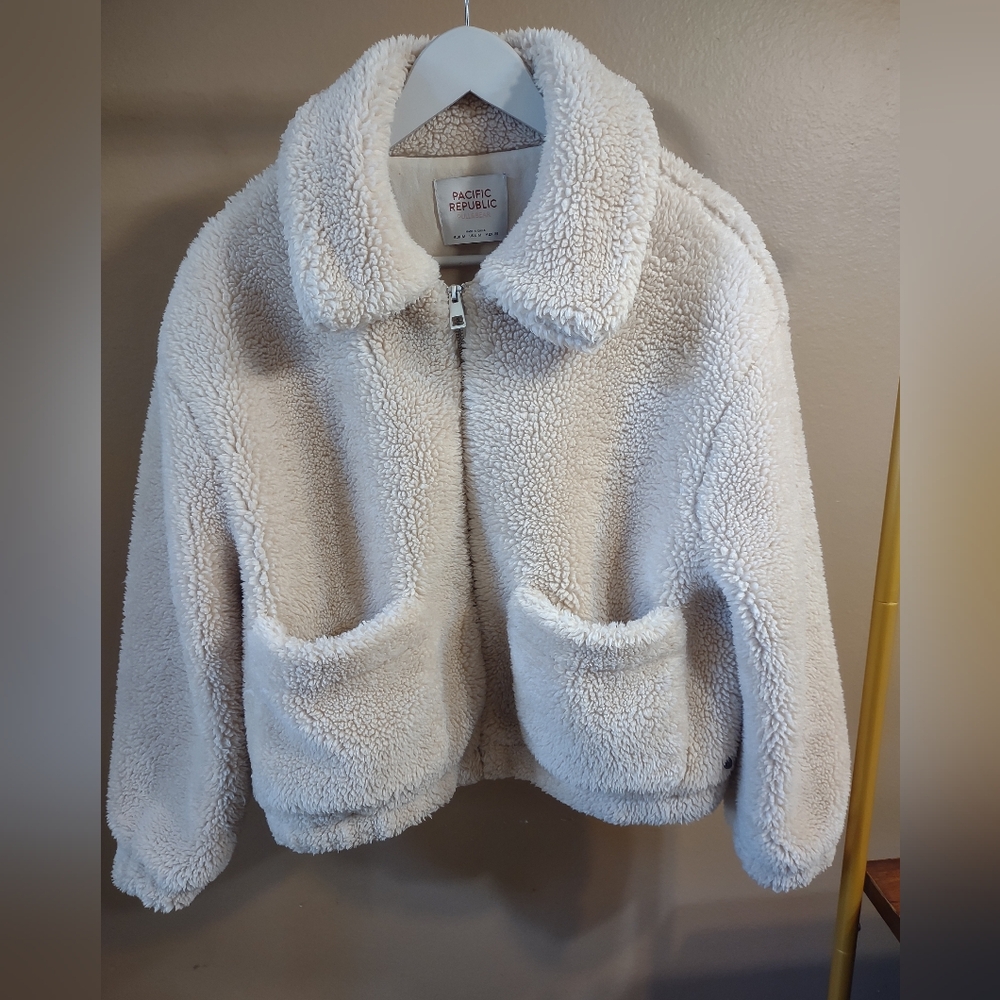 Pacific Republic Pull & Bear Cream Sherpa Zip Up Jacket  Medium